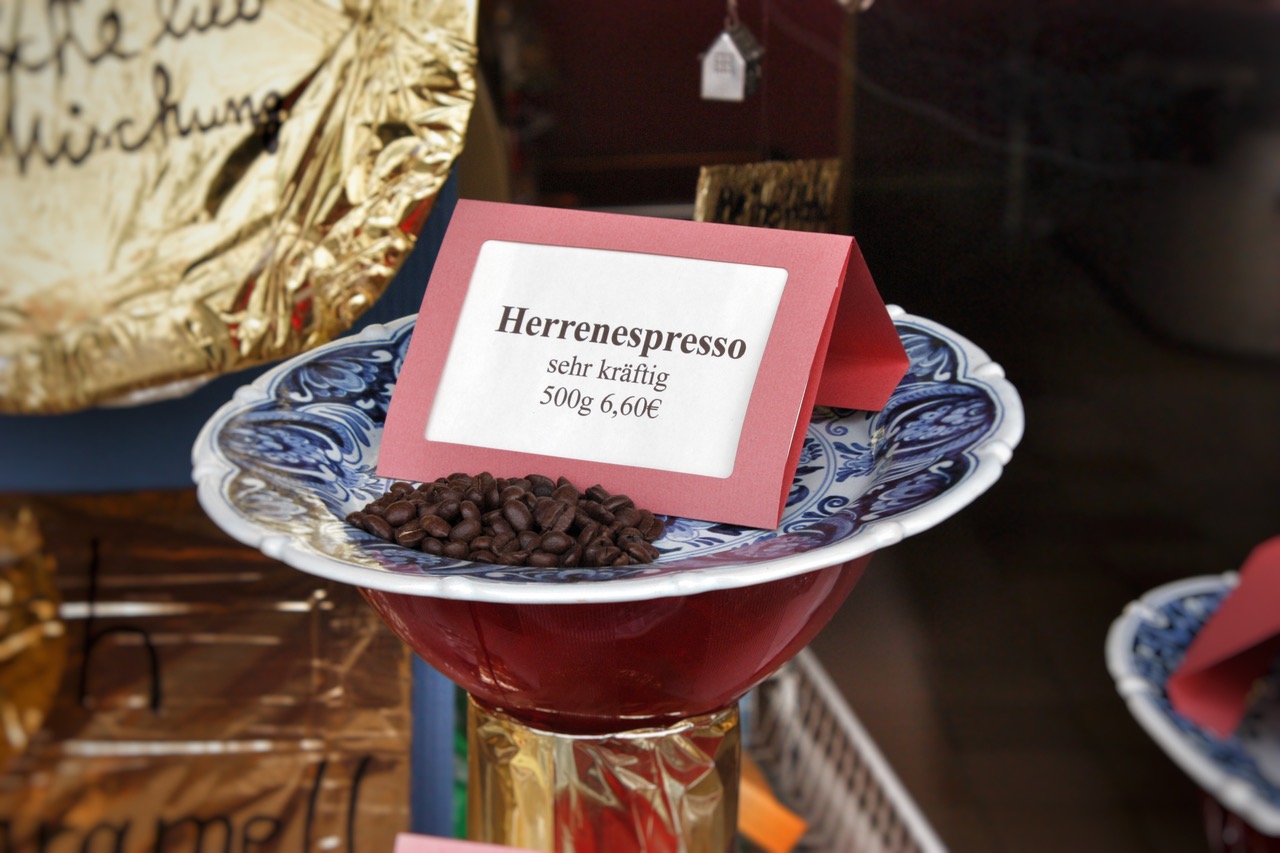 Herrenespresso im Schaufenster der Rösterei Hogrebe, Kalk, April 2018