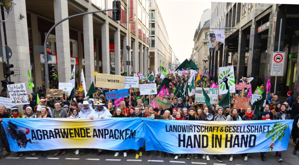 Demozug mit breitem Banner "Agrarwende anpacken"