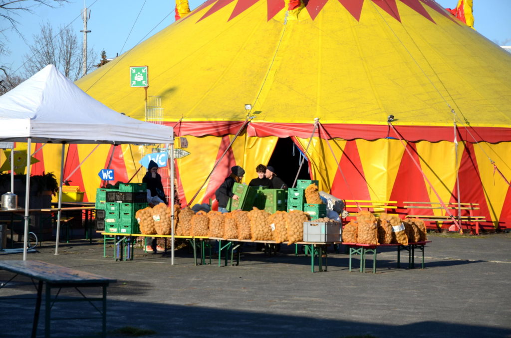 großes Zelt mit Kartoffelsäcken davor