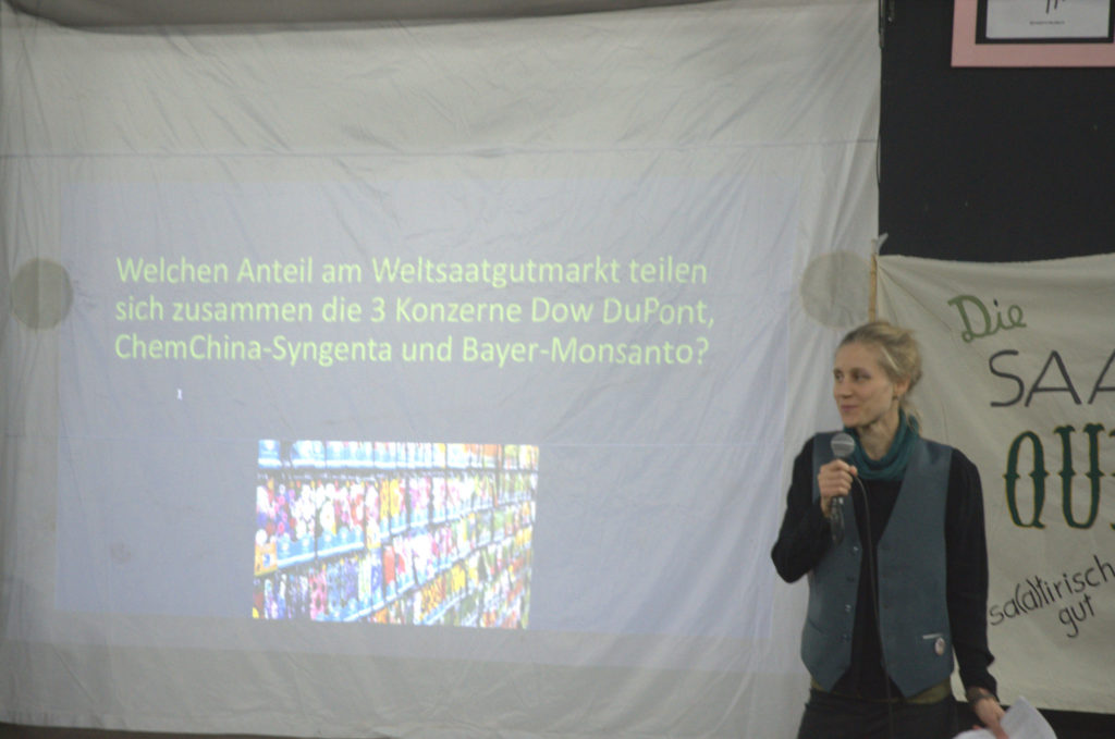 Konzernmacht im Saatgutmarkt - Frage wird für die Quizschow an die Wand gestrahlt