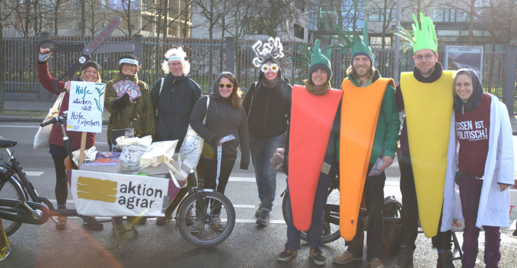 Aktionshefte-Demo-2020-2 Protestgruppe in bunten Kostümen für Agrarwende und Klimaschutz