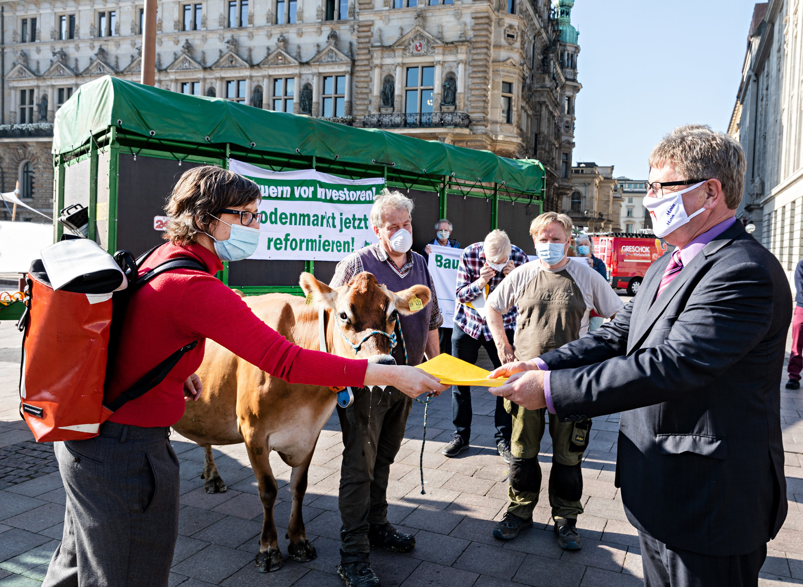 Aktion der AbL auf dem Rathausmarkt Hamburg DEU, Hamburg, 2020, 22.09.2020, Aktion der AbL (Arbeitsgemeinschaft bäuerliche Landwirtschaft) auf dem Rathausmarkt Hamburg, Copyright : Fred Dott, http://www.freddott.de