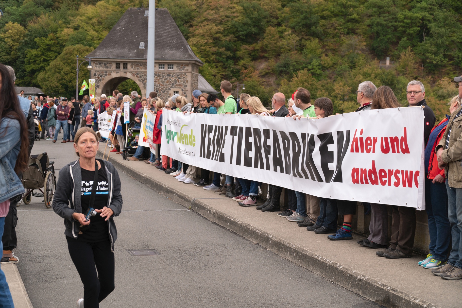 BI-Waldeck-AGA-03-Menschenkette-Edersee-Foto-Stefan-Betzler Die Staumauer-Besetzung fand ein großes mediales Echo. (Foto S. Betzler)