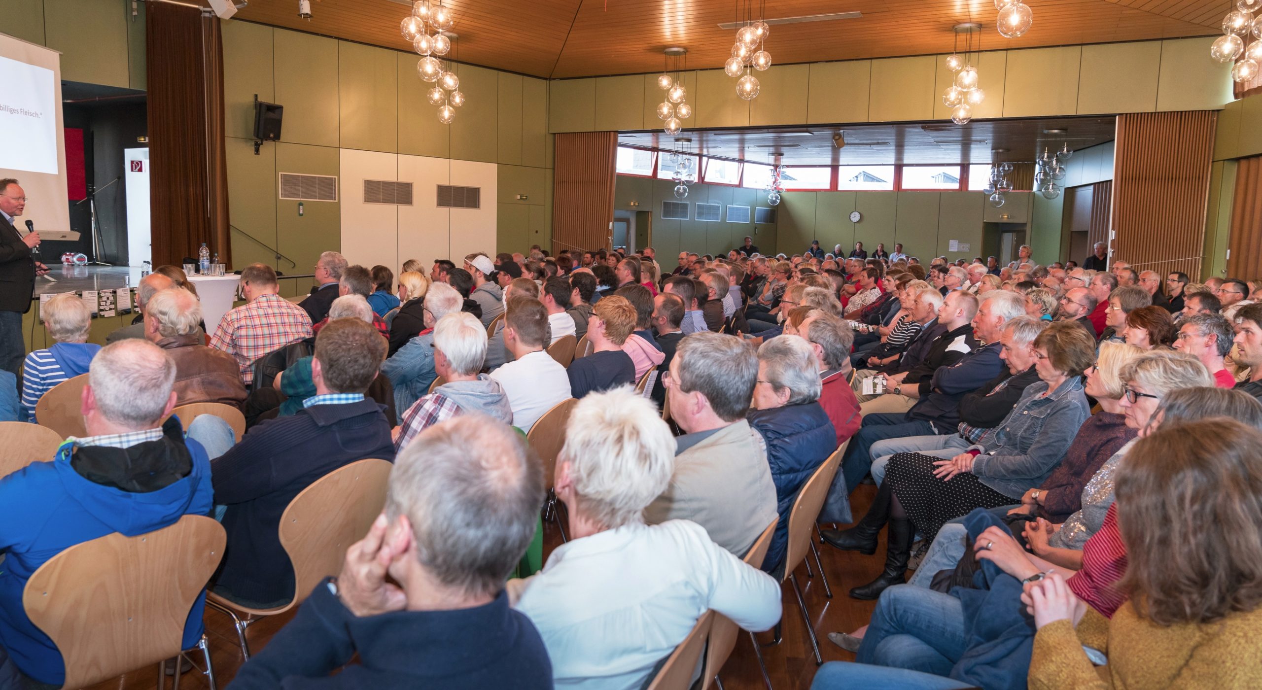Im Juni 2017 lud die neu gegründete BI Waldeck erstmals zu einer Bürgerversammlung ein. Das Interesse war riesig und der Zahl platzte aus allen Nähten. (Foto S. Betzler)