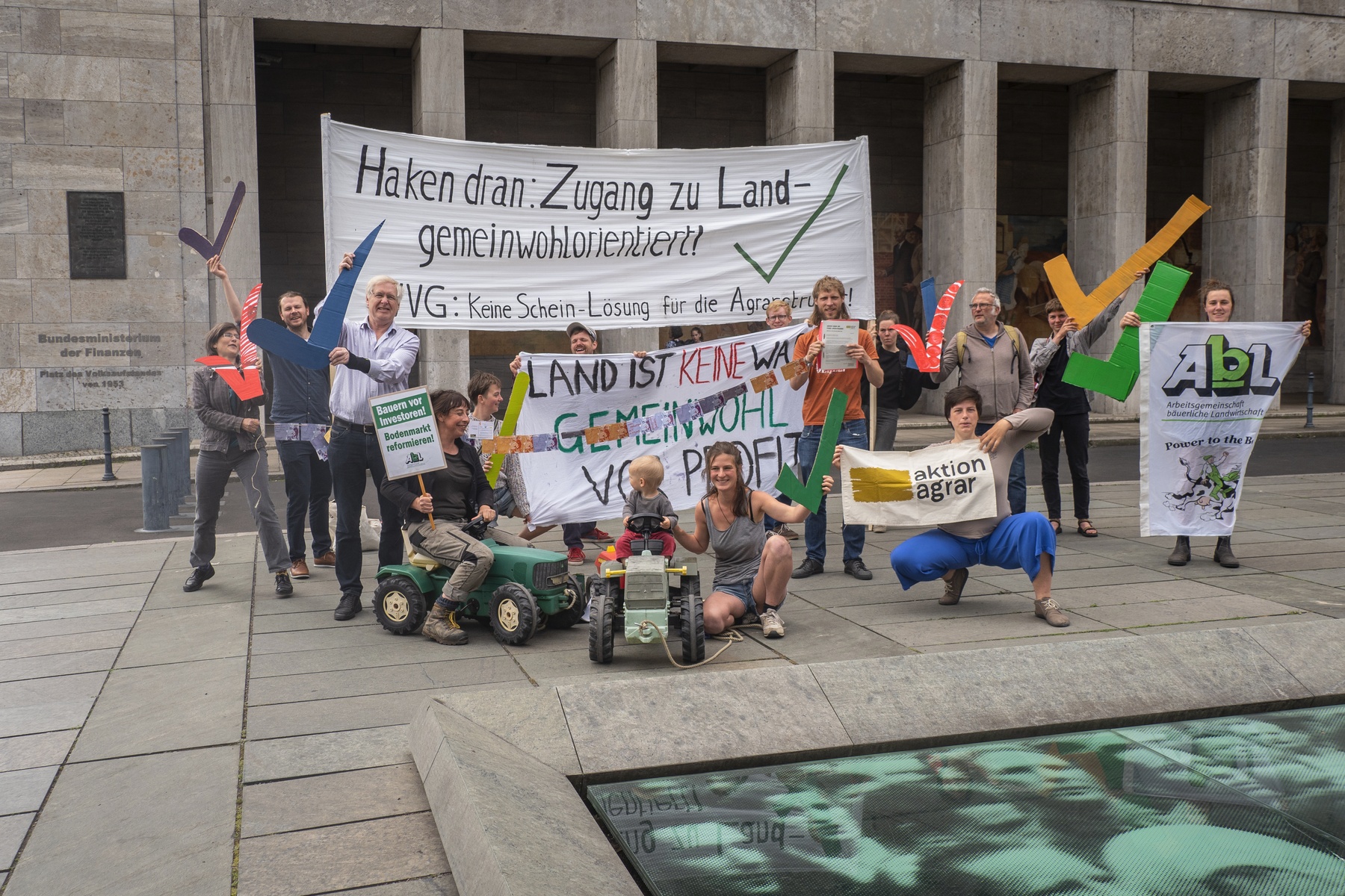 Gruppenfoto vor dem Bundesfinanzministerium