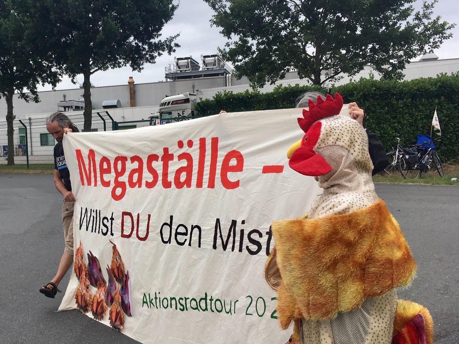 Protestaktion vor der Brüterei Weser-Ems