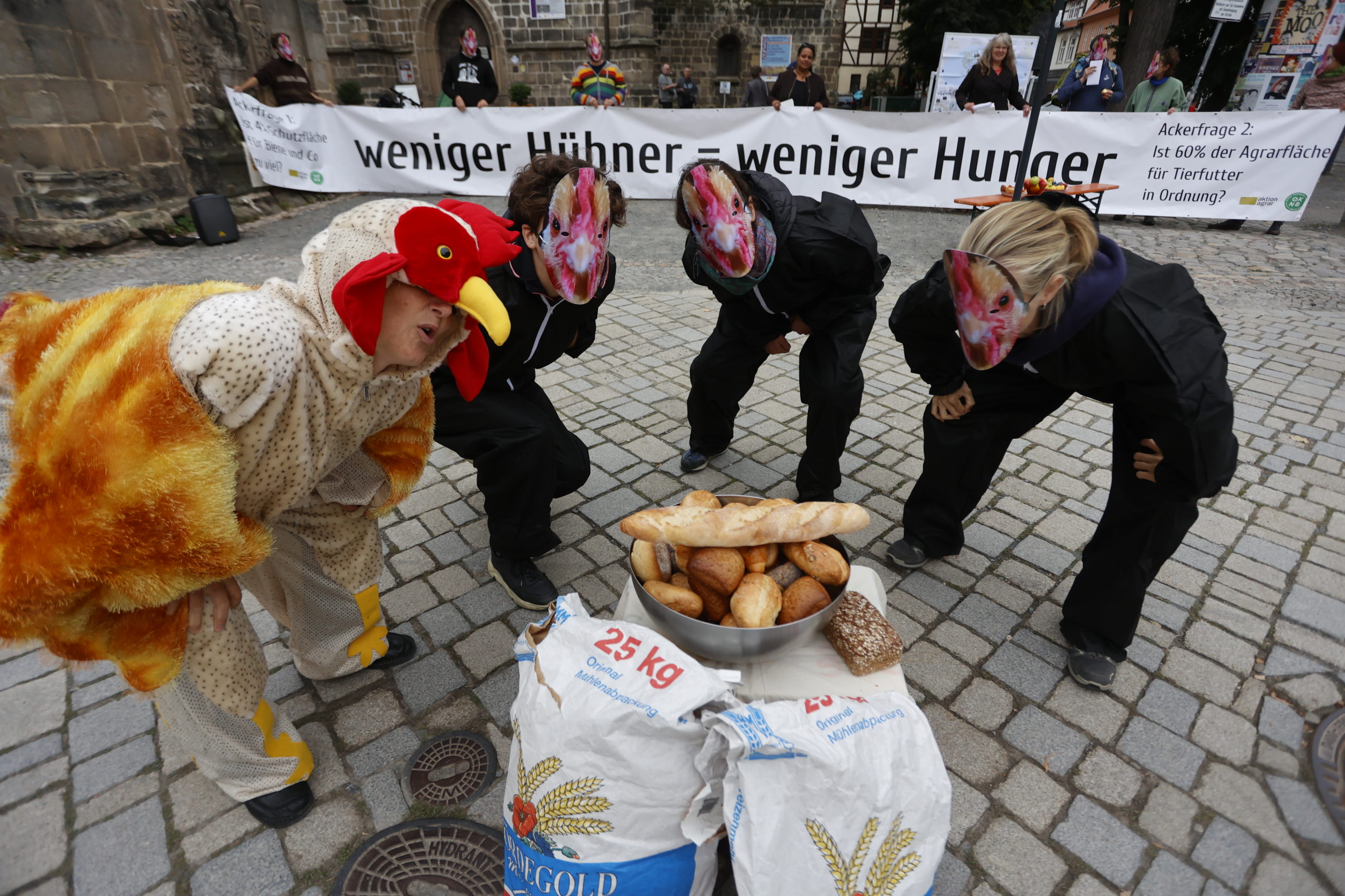 Protestaktion vor großem Banner 
