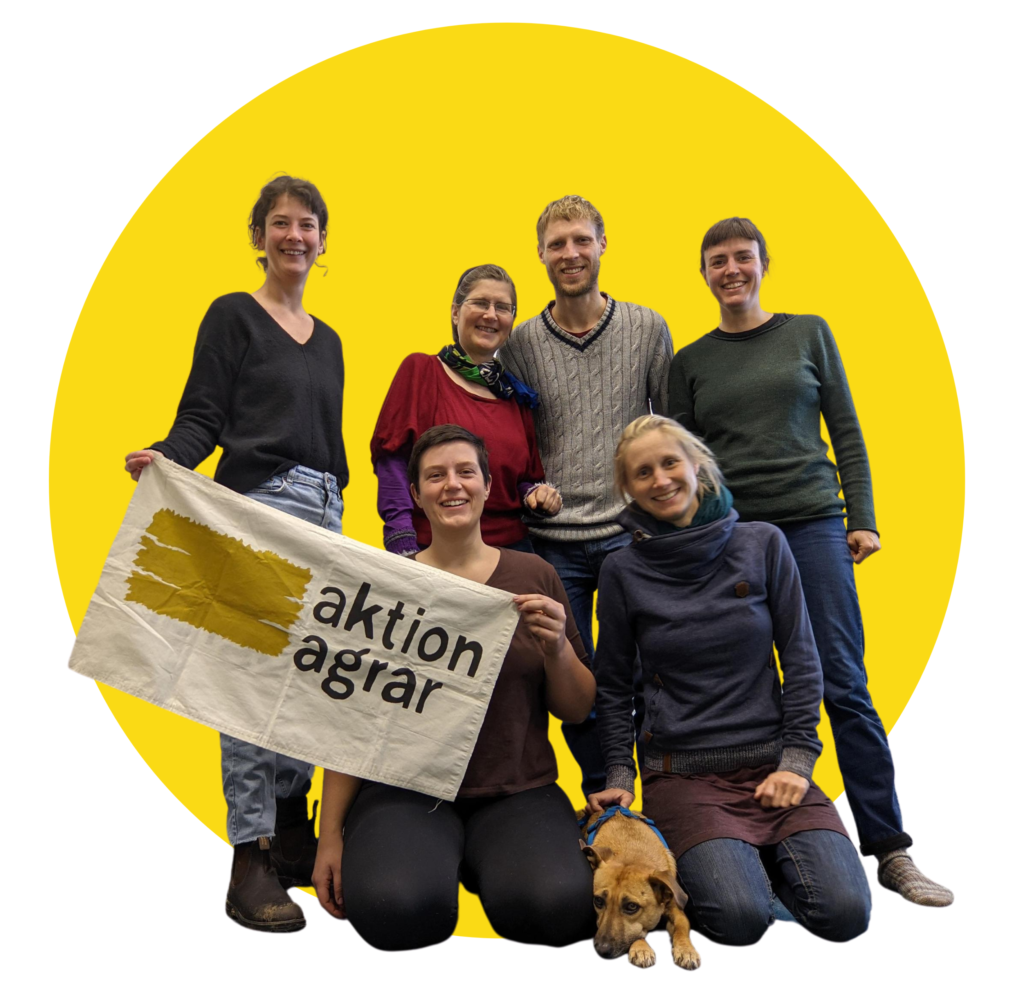 Das Bild zeigt die sechs Mitarbeitenden von Aktion Agrar mit einem Hund