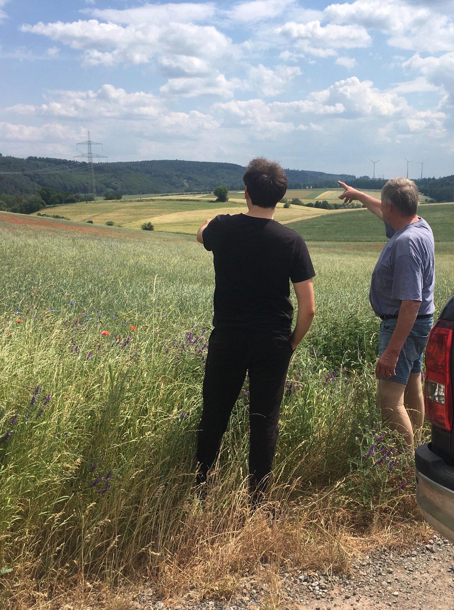 Reinhard Nagel zeigt den Freiwilligen seine Flächen.