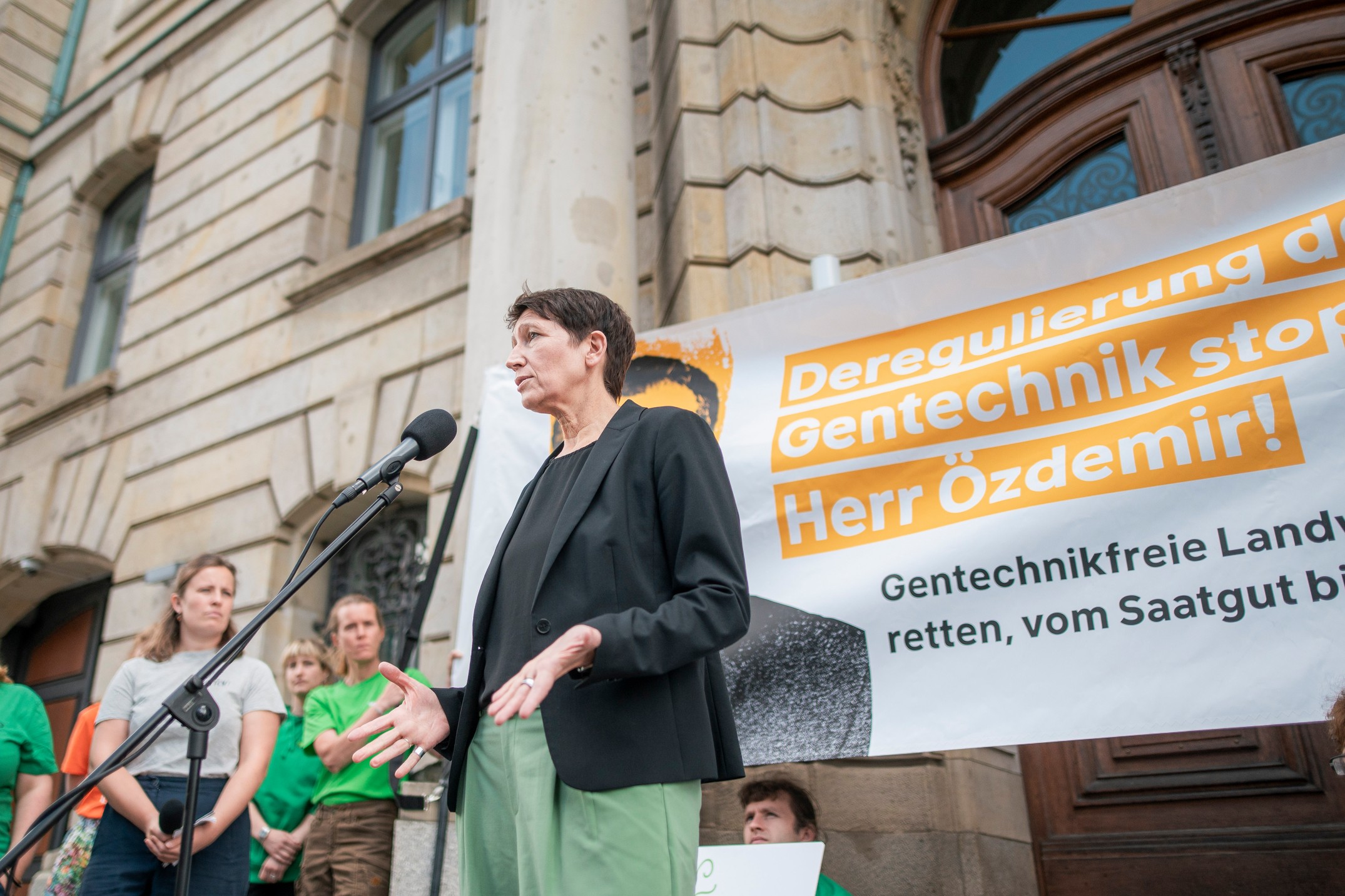 Staatssekretärin Silvia Bender vor dem Ministerium Staatssekretärin Silvia Bender vor dem Ministerium – Foto: Paul Lovis Wagner/Greenpeace