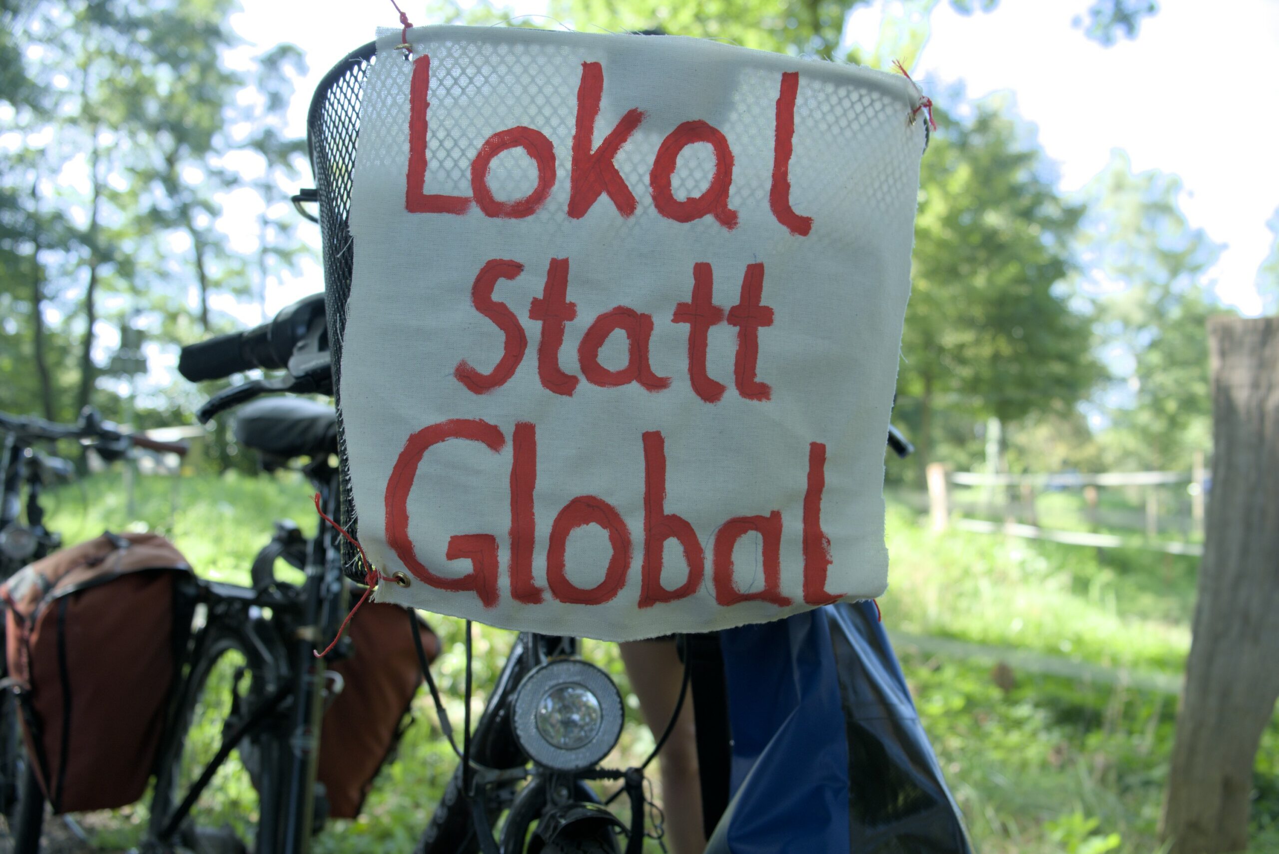 Aktionsradtour-2023 Banner am Fahrrad "Lokal statt Global"