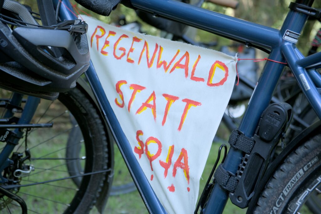 Regenwald statt Soja-Banner Aktionsradtour 2023