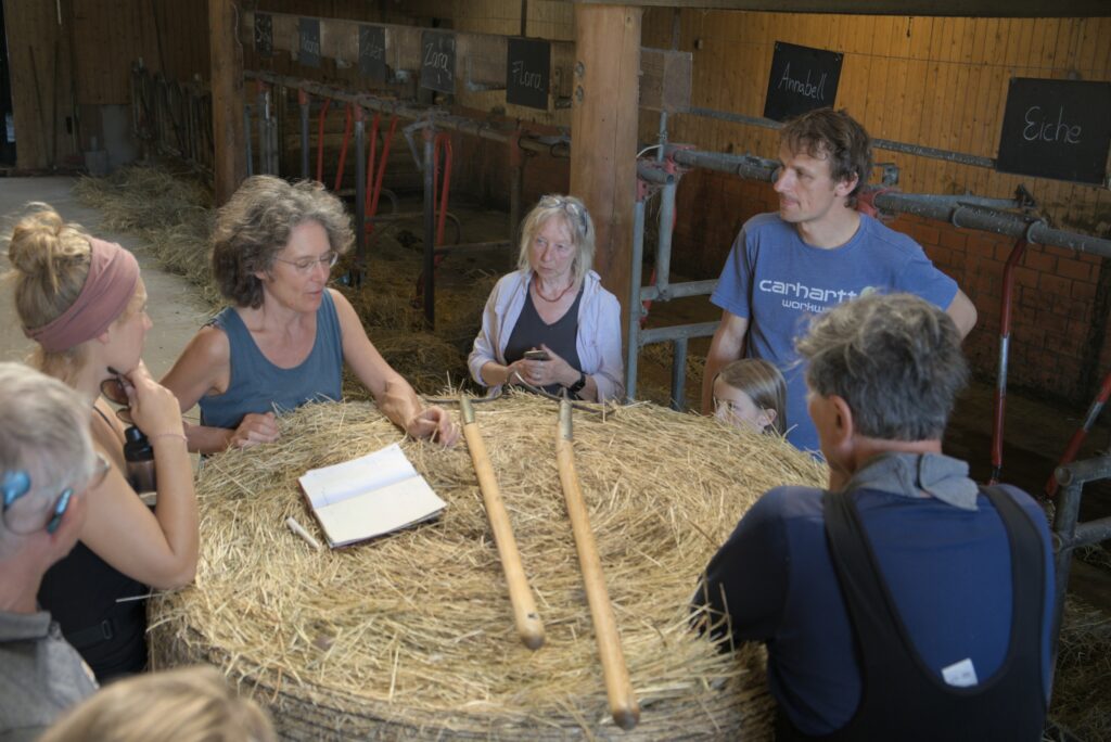 Besprechung am Strohballen - Aktionsradtour 2023