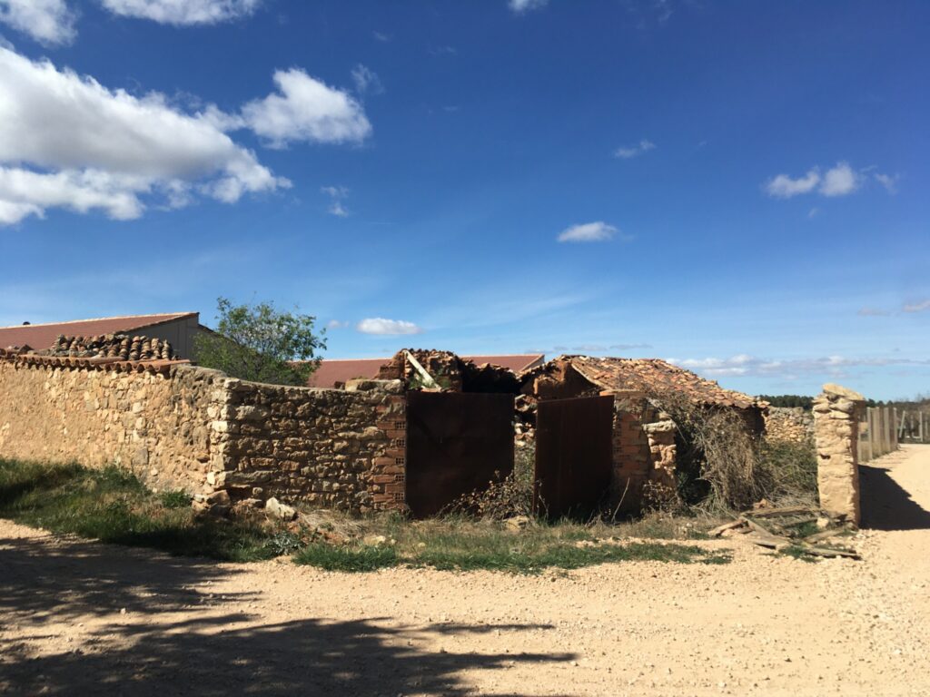 Hof-Ruine - Recherchetour Tönnies in Spanien