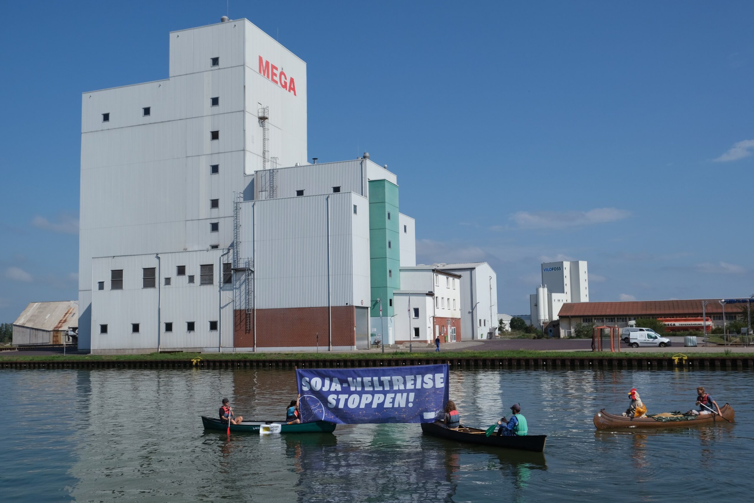 Mega Futtermittel Paddelaktion-Firmengelände am Mittellandkanal und Boote mit Bannern