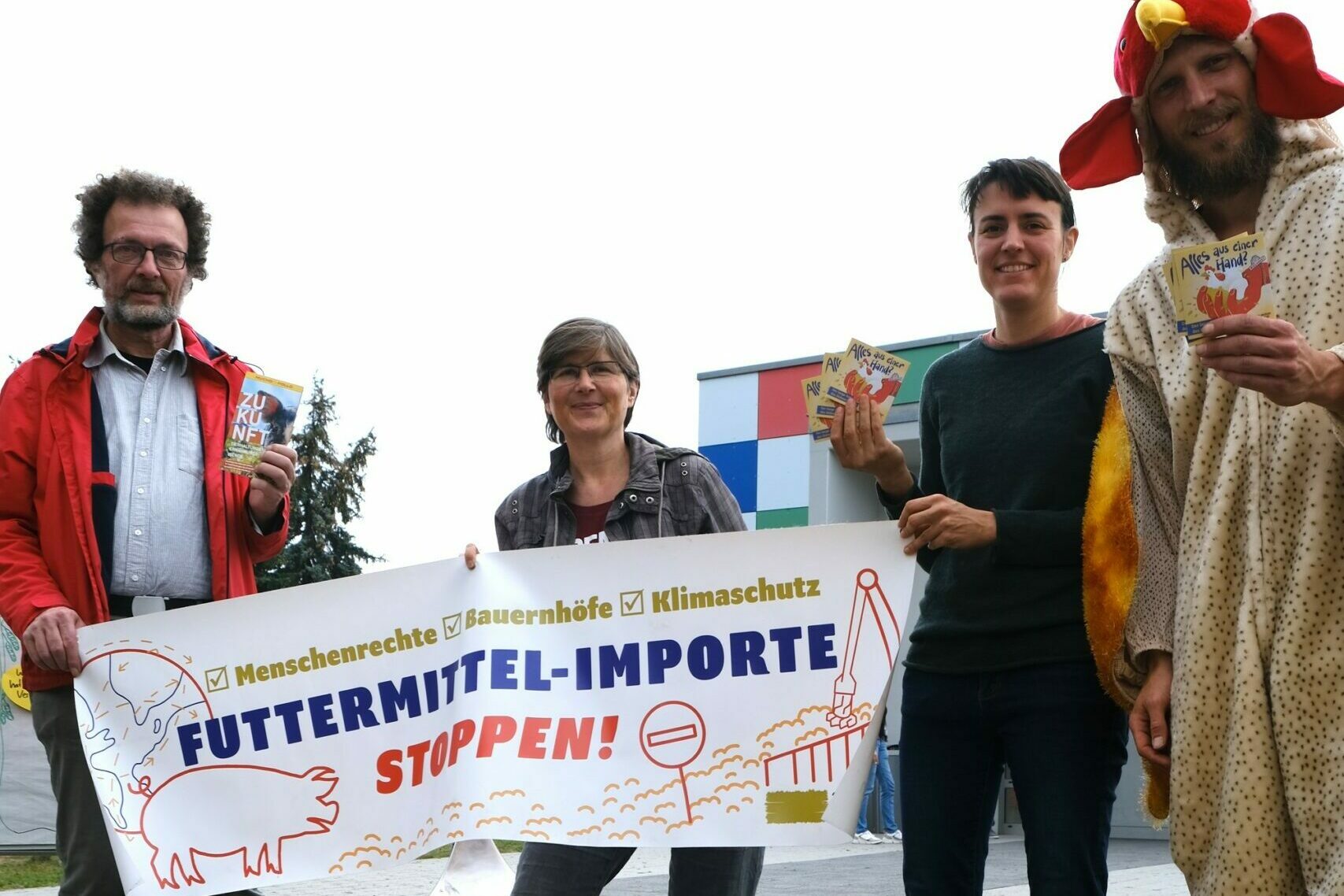 Aktion Agrar Team mit Banner "Futtermittel-Importe stoppen"