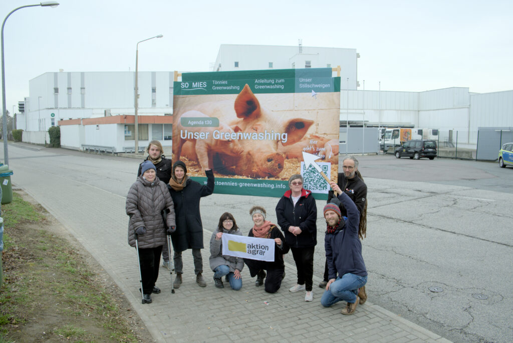 Tönnies-Greenwashing-Aktion mit Plakaten in Weißenfels