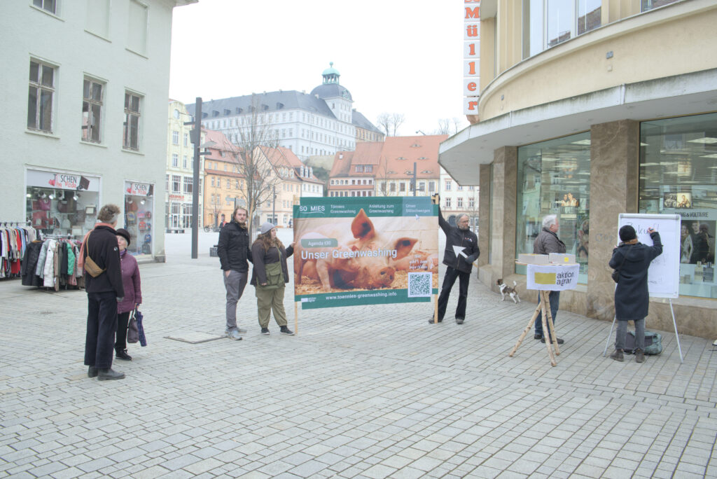 Auf dem Marktplatz in Weißenfels Gespräche über Tönnies Greenwashing