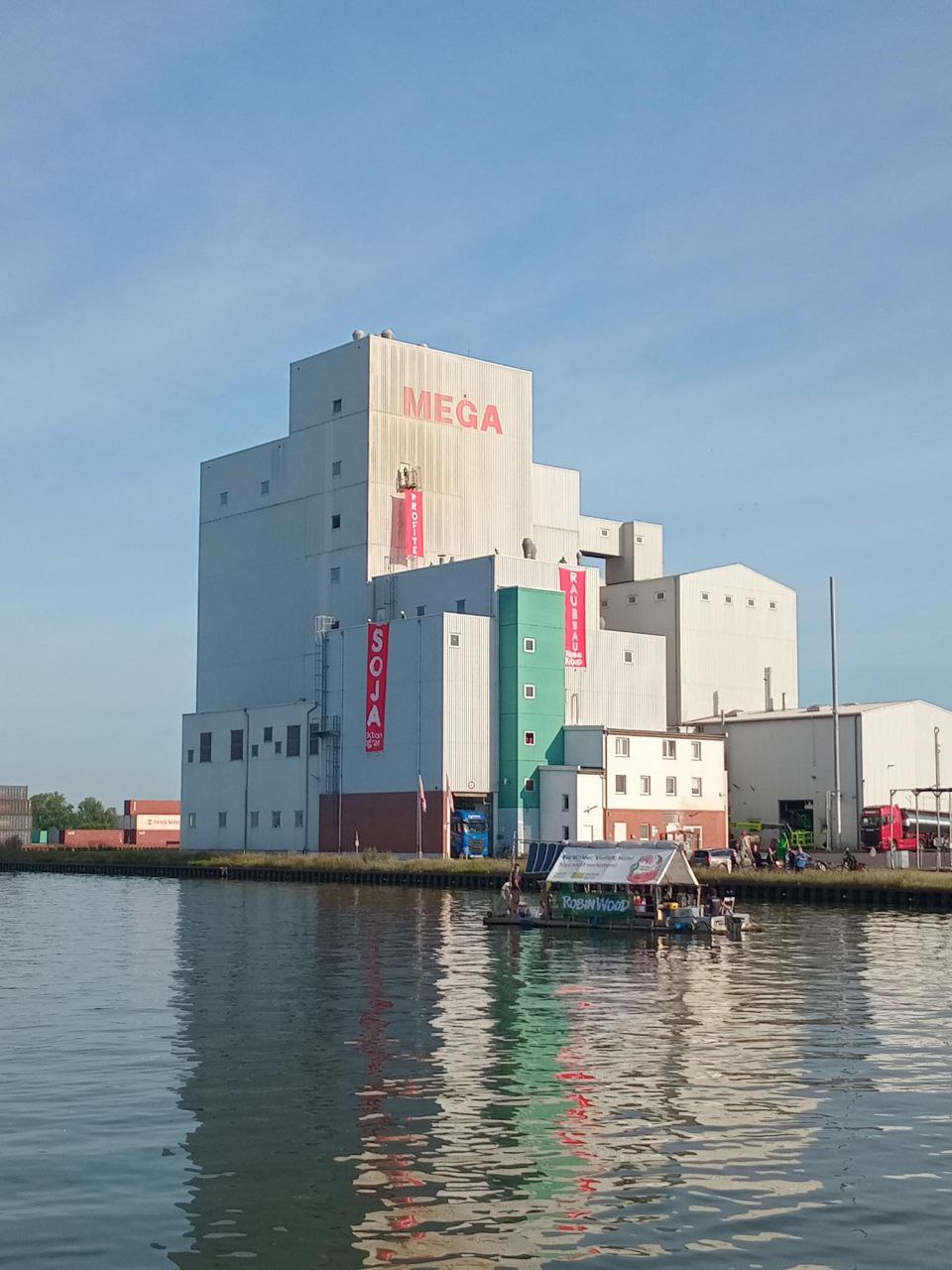 Haldensleben MEGA-Werk - 3 rote Banner gegen Importe von Soja-Futtermittel