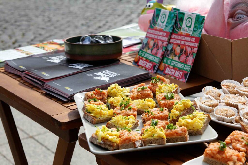 Aktion in der Cottbusser Innenstadt mit tierfabrikfreien Snacks, dem pinken Kreuz gegen Tierfabriken und unserem neuen Straathof-Flyer!
