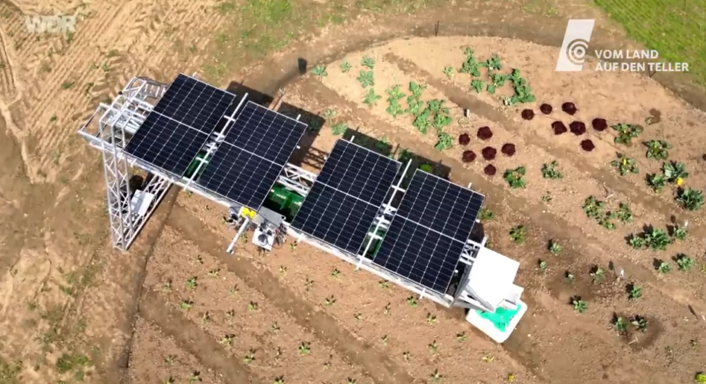 Der DAGEVI-Roboterarm mit Solar über kreisrundem Feld