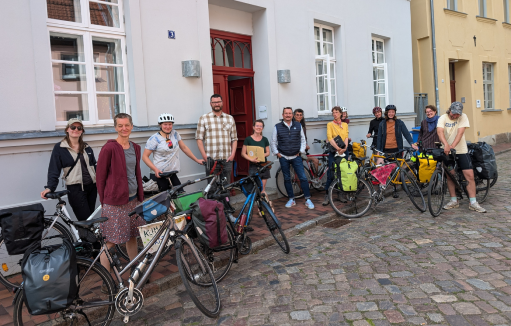 Gruppenbild vor der Flächenagentur MV in Güstrow (Foto: M. Krack)